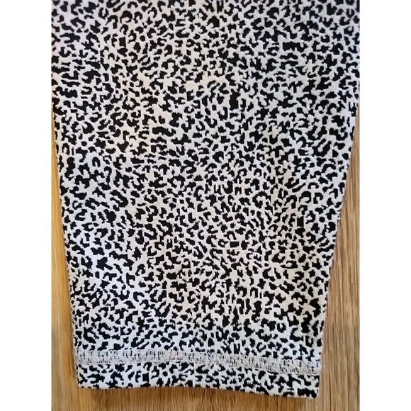 ATHLETA Leopard Leggings ULTIMATE STASH Textured 7/8 Tailwind Black White S - Picture 5 of 12